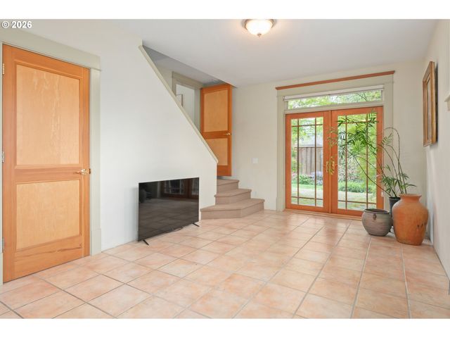 2455 EMERALD Aly, Eugene, OR 97403