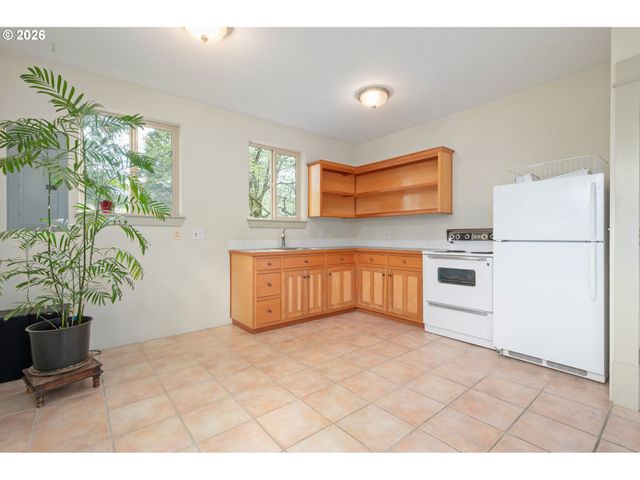 2455 EMERALD Aly, Eugene, OR 97403