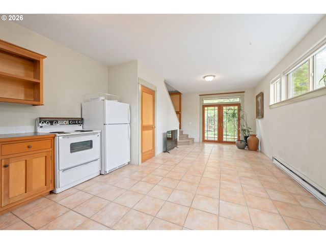 2455 EMERALD Aly, Eugene, OR 97403