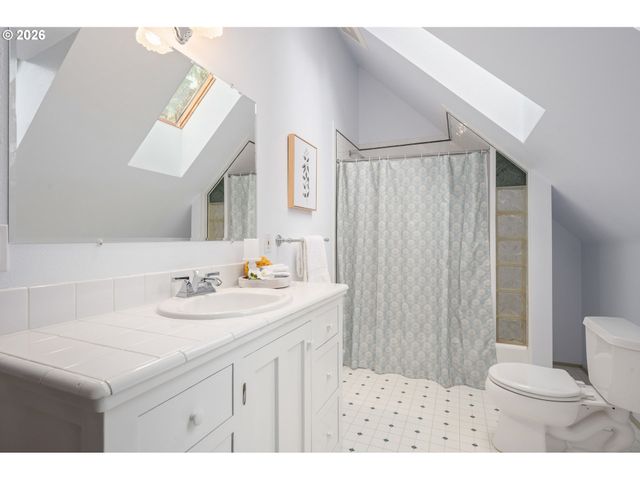 2455 EMERALD Aly, Eugene, OR 97403