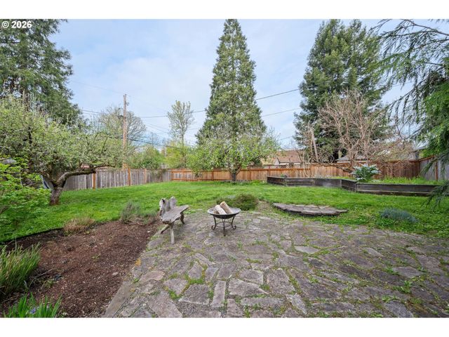 2455 EMERALD Aly, Eugene, OR 97403