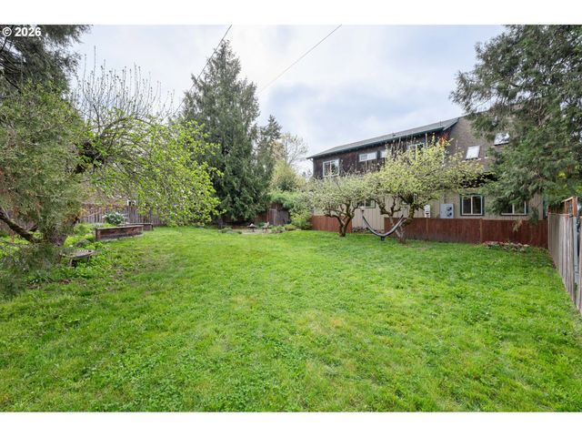 2455 EMERALD Aly, Eugene, OR 97403