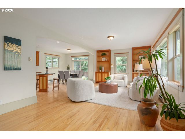 2455 EMERALD Aly, Eugene, OR 97403