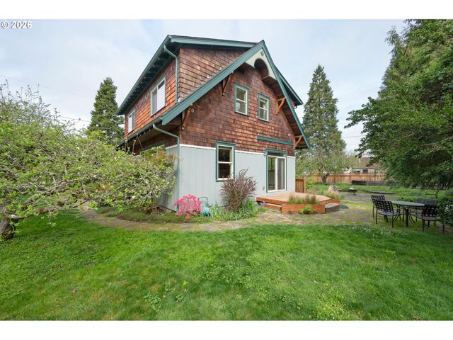 2455 EMERALD Aly, Eugene, OR 97403