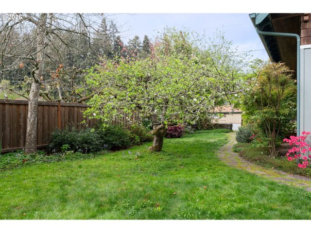 2455 EMERALD Aly, Eugene, OR 97403