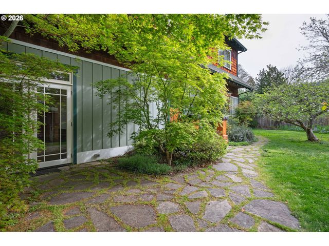 2455 EMERALD Aly, Eugene, OR 97403