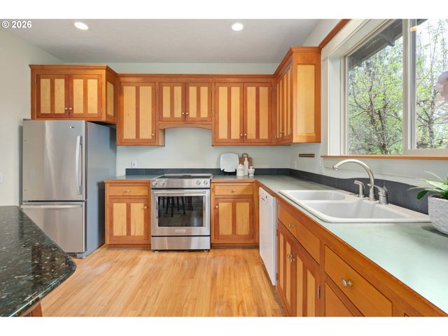 2455 EMERALD Aly, Eugene, OR 97403