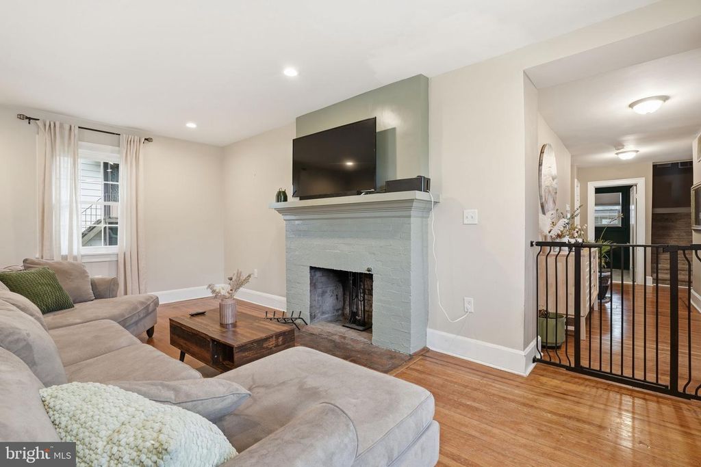 Image 10 of property listing at 4127 KATHLAND AVE, Baltimore, MD 21207