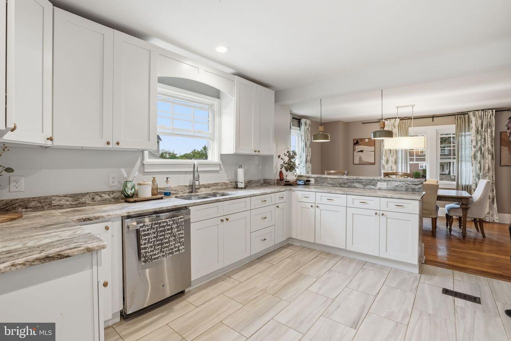 Image 13 of property listing at 4127 KATHLAND AVE, Baltimore, MD 21207