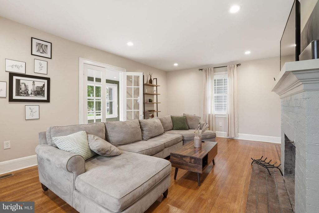 Image 8 of property listing at 4127 KATHLAND AVE, Baltimore, MD 21207