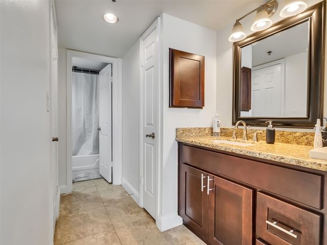 3525 Sage Road 1210, Houston, TX 77056