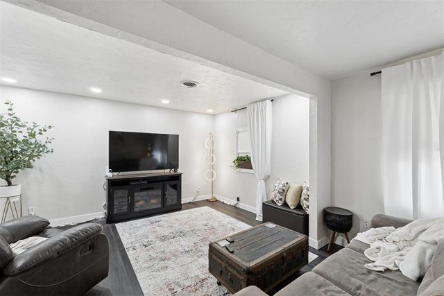 804 NW 8th Street, Moore, OK 73160