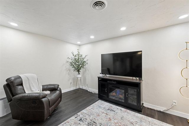 804 NW 8th Street, Moore, OK 73160