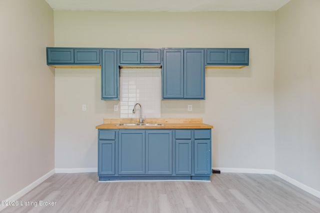 112 Dr W. J. Hodge St, Louisville, KY 40203