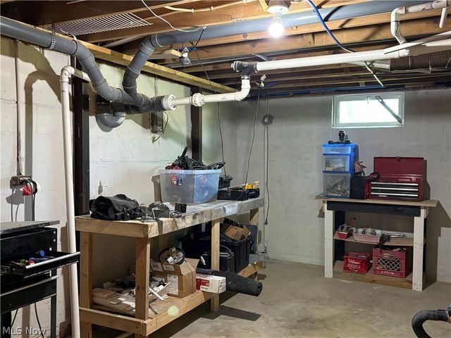 4424 N Lake Road, West Farmington, OH 44491