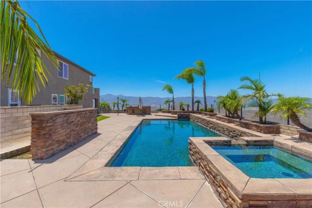 18458 Lakepointe, Riverside, CA 92503