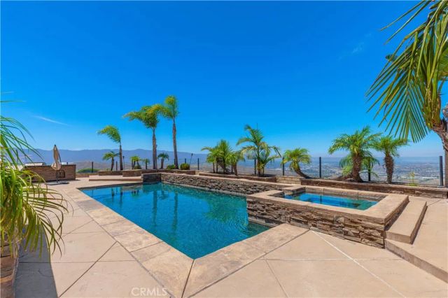 18458 Lakepointe, Riverside, CA 92503