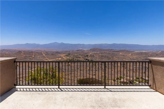 18458 Lakepointe, Riverside, CA 92503