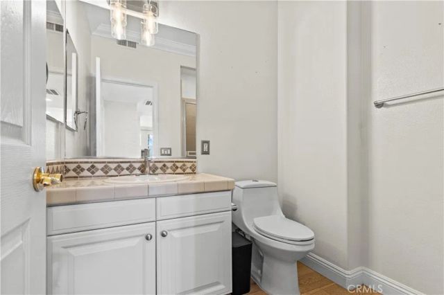 18458 Lakepointe, Riverside, CA 92503
