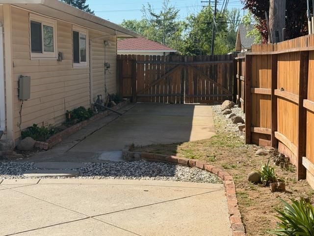 9497 Sara St, Elk Grove, CA 95624