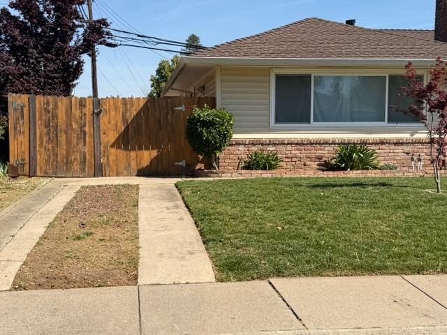 9497 Sara St, Elk Grove, CA 95624
