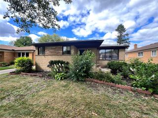 15230 Oakwood Drive, Oak Park, MI 48237