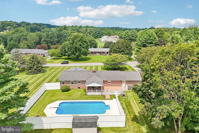 2215 CHEROKEE DR, Westminster, MD 21157