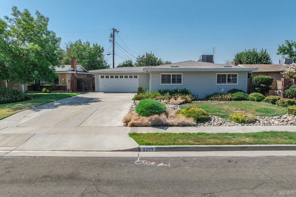 1209 W Water Street, Hanford, CA 93230