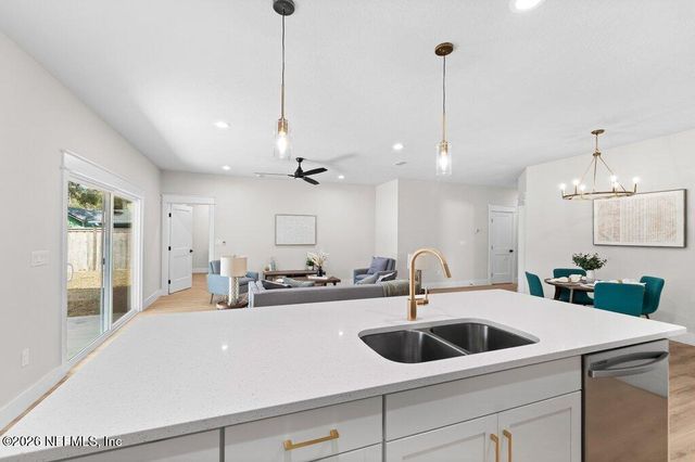 8863 HIPPS Road, Jacksonville, FL 32222