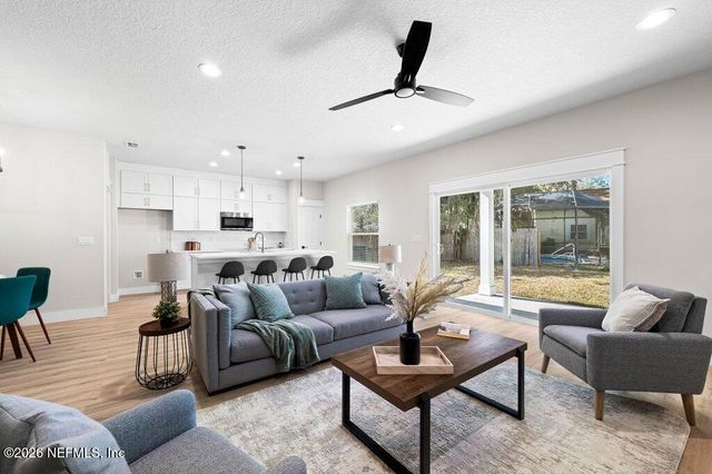 8863 HIPPS Road, Jacksonville, FL 32222