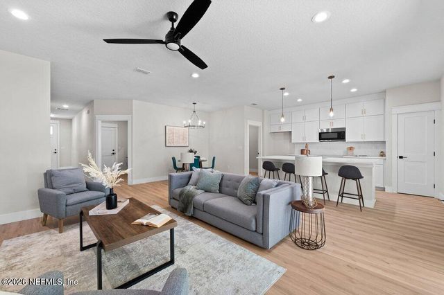 8863 HIPPS Road, Jacksonville, FL 32222
