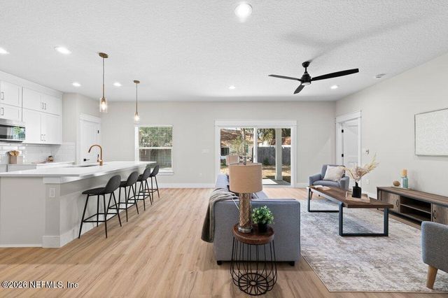 8863 HIPPS Road, Jacksonville, FL 32222
