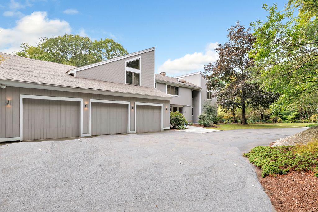 28 Strawberry Lane, Shelton, CT 06484
