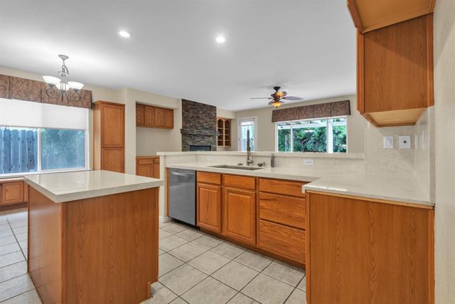 10085 Castle Oaks Ct, Sacramento, CA 95829