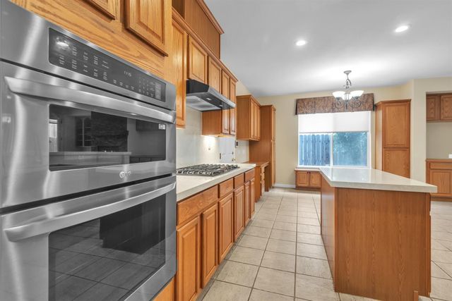 10085 Castle Oaks Ct, Sacramento, CA 95829