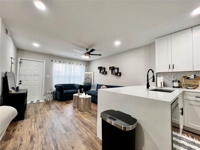 10019 Winding Lake Rd 202, Sunrise, FL 33351