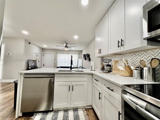 10019 Winding Lake Rd 202, Sunrise, FL 33351