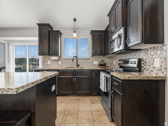 4001 E EAGLE TOP CT, Eagle Mountain, UT 84005