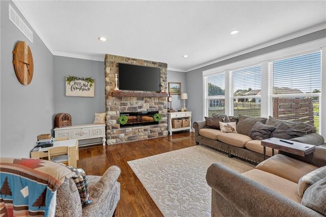 1800 Knoll Creek Lane, Raymore, MO 64083