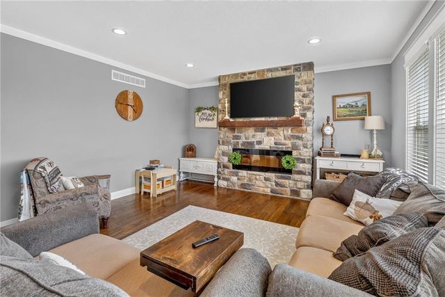 1800 Knoll Creek Lane, Raymore, MO 64083