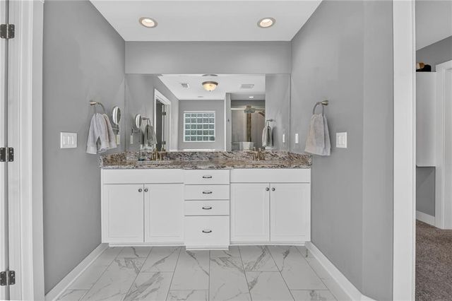 1800 Knoll Creek Lane, Raymore, MO 64083