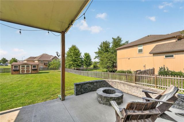 1800 Knoll Creek Lane, Raymore, MO 64083
