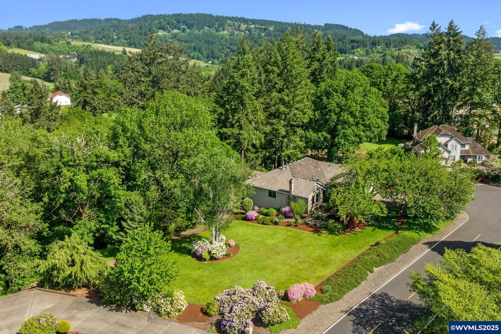 Image 3 of property listing at 4509 NE Blue Heron Ct, Newberg, OR 97132
