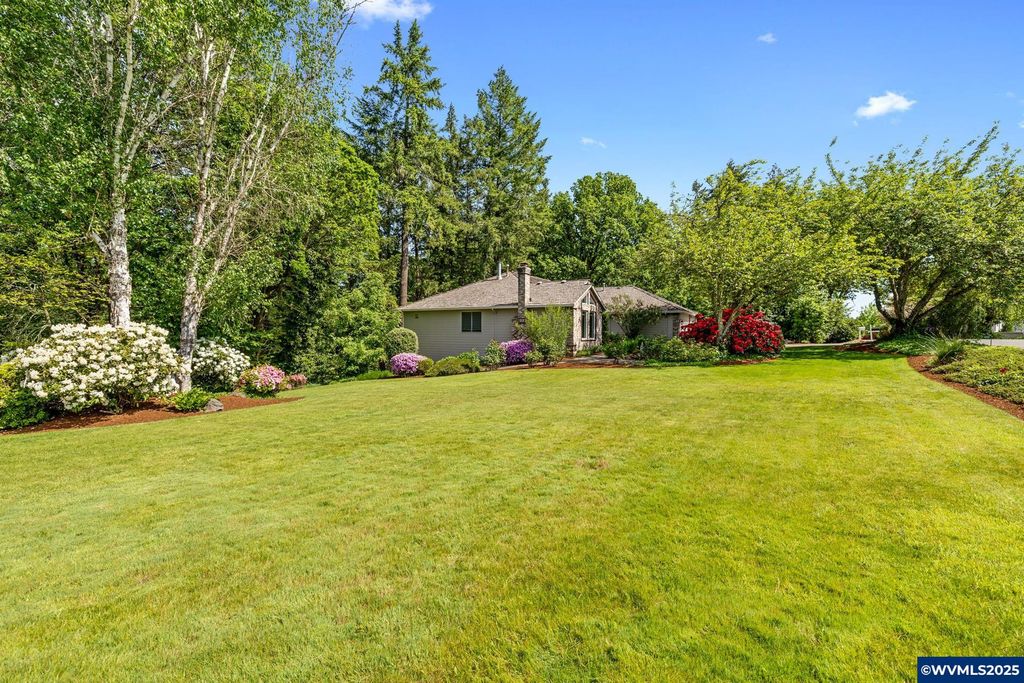 Image 8 of property listing at 4509 NE Blue Heron Ct, Newberg, OR 97132