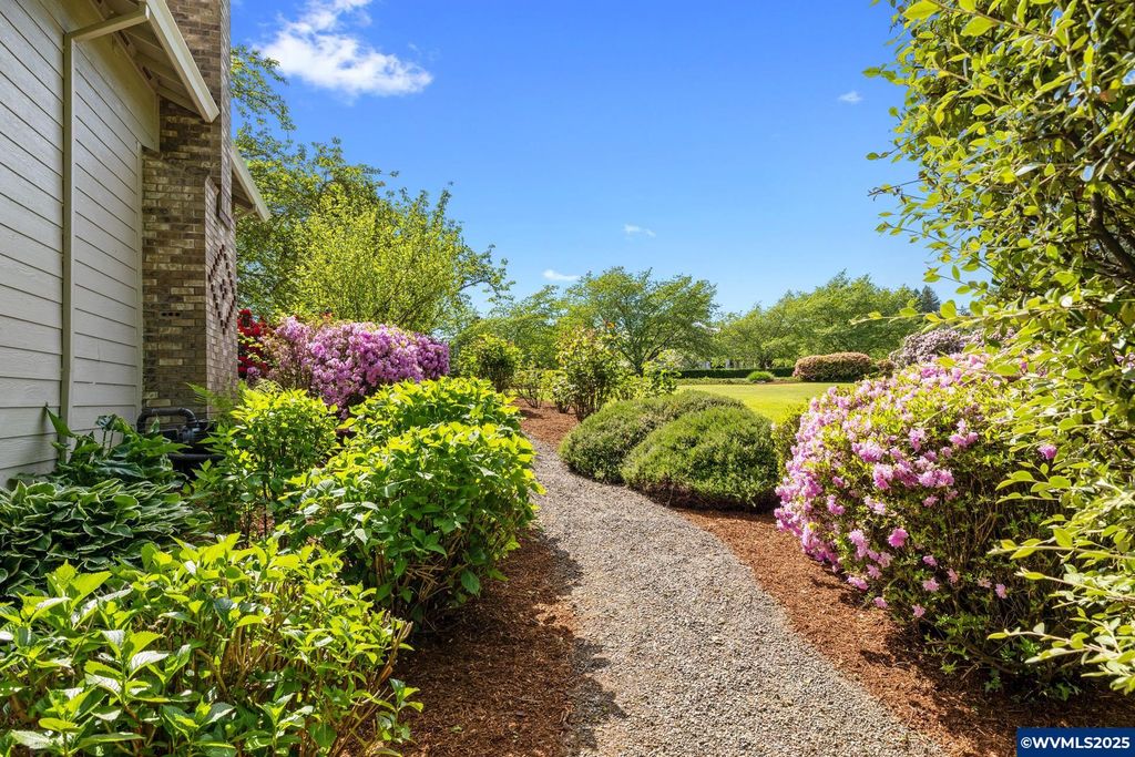 Image 9 of property listing at 4509 NE Blue Heron Ct, Newberg, OR 97132