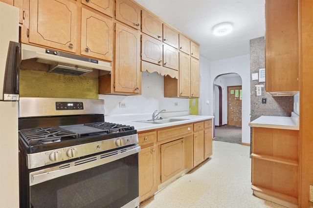 1014 W 6th Street, Waterloo, IA 50702