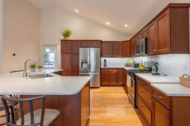 14 Weymouth Court, Hudson, NH 03051
