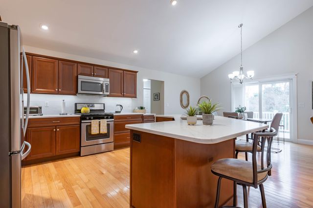 14 Weymouth Court, Hudson, NH 03051