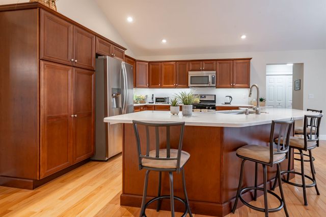 14 Weymouth Court, Hudson, NH 03051