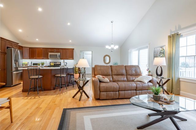 14 Weymouth Court, Hudson, NH 03051